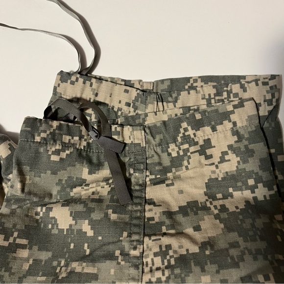 Men's Camouflage Cargo Pants in size Large/regular. - Picture 6 of 7